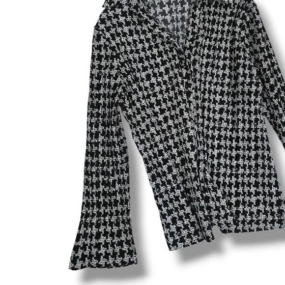 Apt. 9 women's black white houndstooth plus size bell sleeves button-down Blouse - Picture 5 of 8